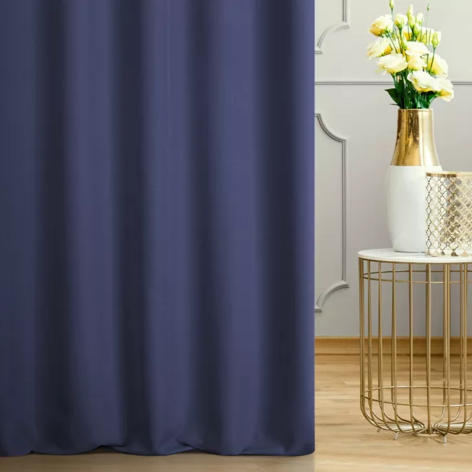 Tkanina zasłonowa o naturalnym charakterze, z widocznym, ozdobnym splotem