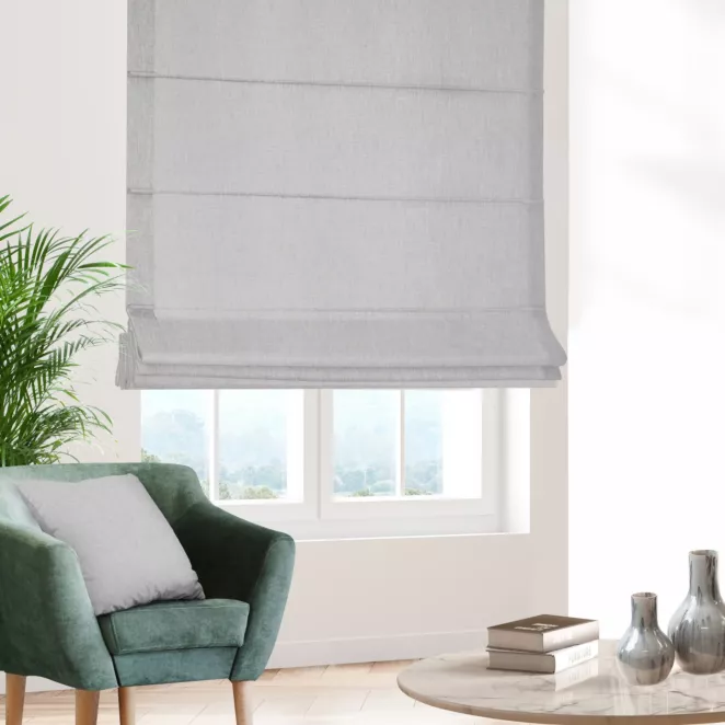 Roleta rzymska jasnobeżowa z półmatowej etaminy o luźnym splocie, wykończona obciążnikiem