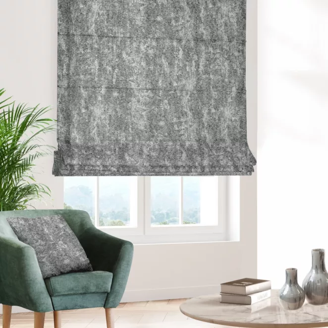 Roleta rzymska popielato srebrzysta z tkaninay o grubym, naturalnym splocie z delikatnym połyskiem