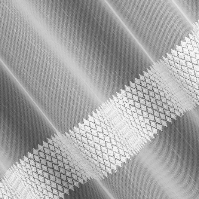 L115/1 Firana szyta na taśmie 5 cm biała z tkaniny typu Aden, zdobiona drobnym, geometrycznym haftem tworzącym poziome pasy