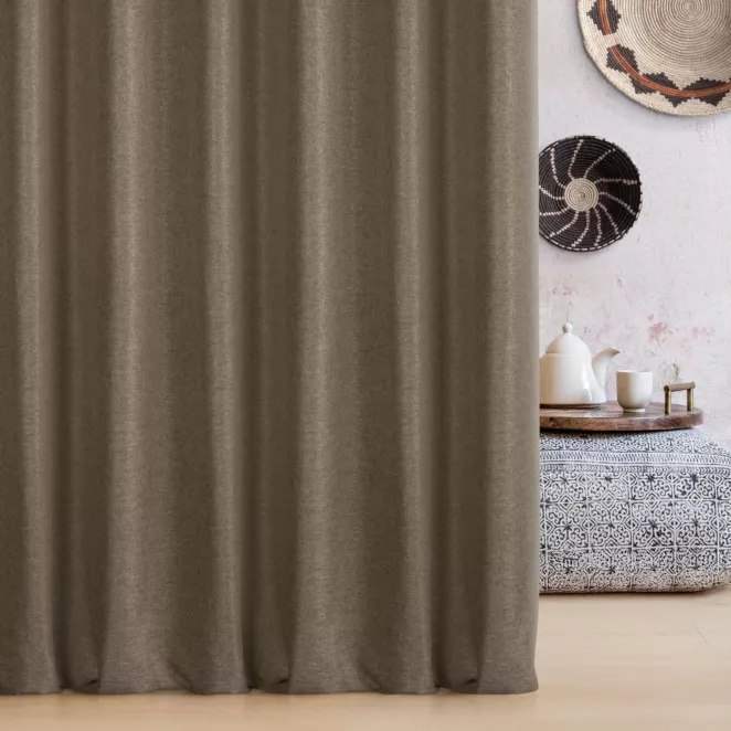 Zasłona szyta na taśmie 5 cm jasnobrązowa o naturalnym charakterze, z widocznym, ozdobnym splotem