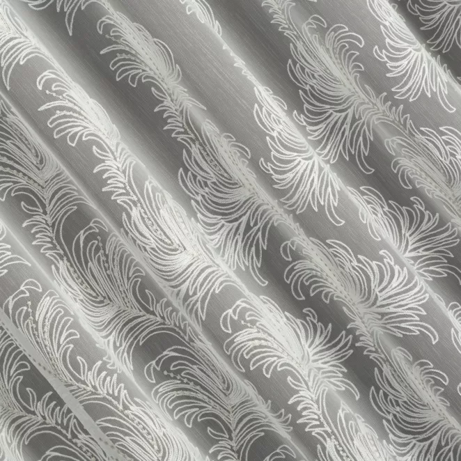 R239/3 Firana szyta na taśmie 5 cm naturalna z tkaniny z efektem deszczyku zdobionej fantazyjnym haftem