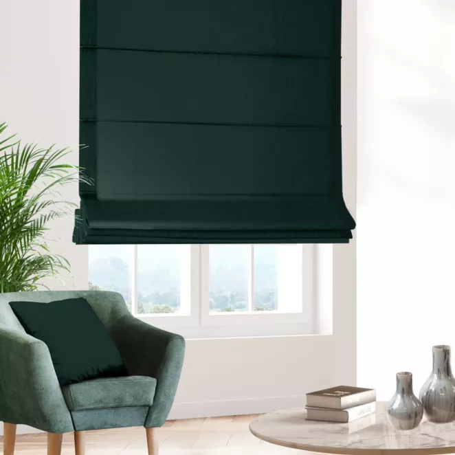 Roleta rzymska ciemnozielona z gładkiej zaciemniającej tkaniny typu dimout