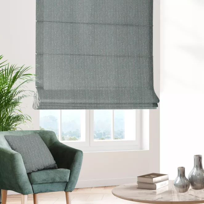 Roleta rzymska popielato miętowa z eleganckiej tkaniny w nieregularny drobny wzór