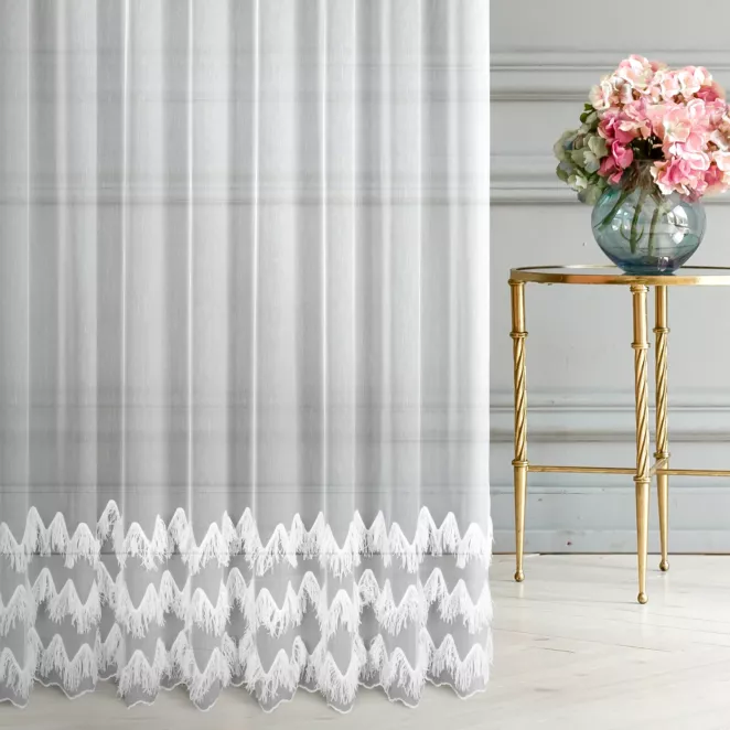 Firana szyta na taśmie 5 cm biała z delikatnej tkaniny typu aden zdobiona asymetrycznym frędzlowym haftem Italissima Eva Minge