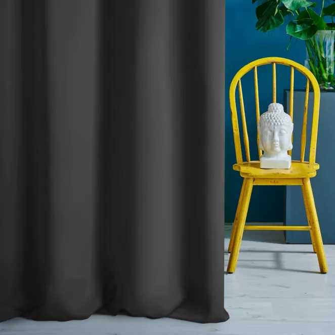 Zasłona szyta na taśmie 5 cm grafitowa z gładkiej tkaniny typu blackout