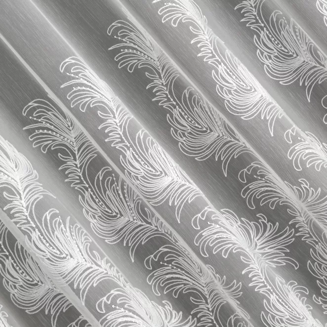 R239/2 Firana szyta na taśmie 5 cm naturalna z tkaniny z efektem deszczyku zdobionej fantazyjnym haftem