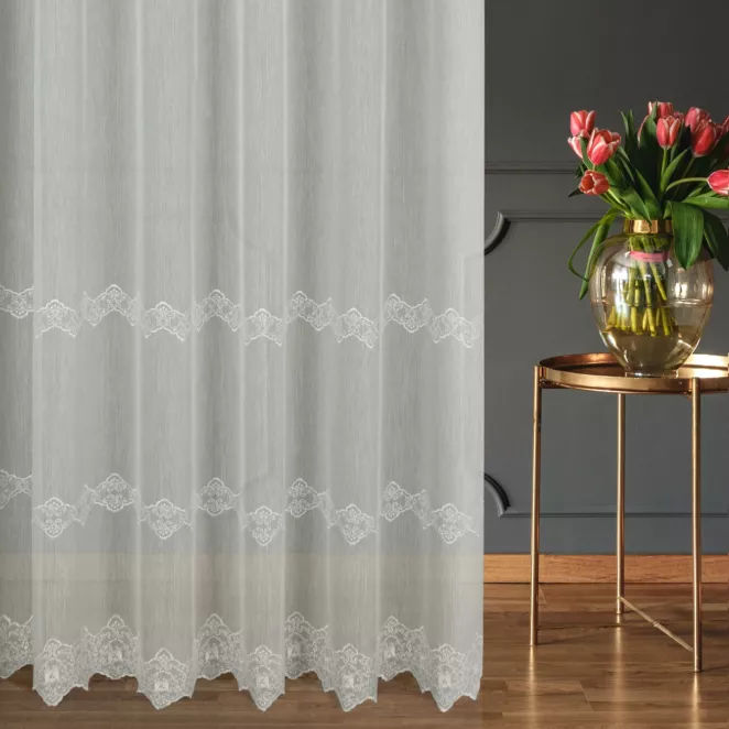 Firana szyta na taśmie 5 cm kremowa z matowej tkaniny z efektem deszczyku, zdobionej klasycznym haftem