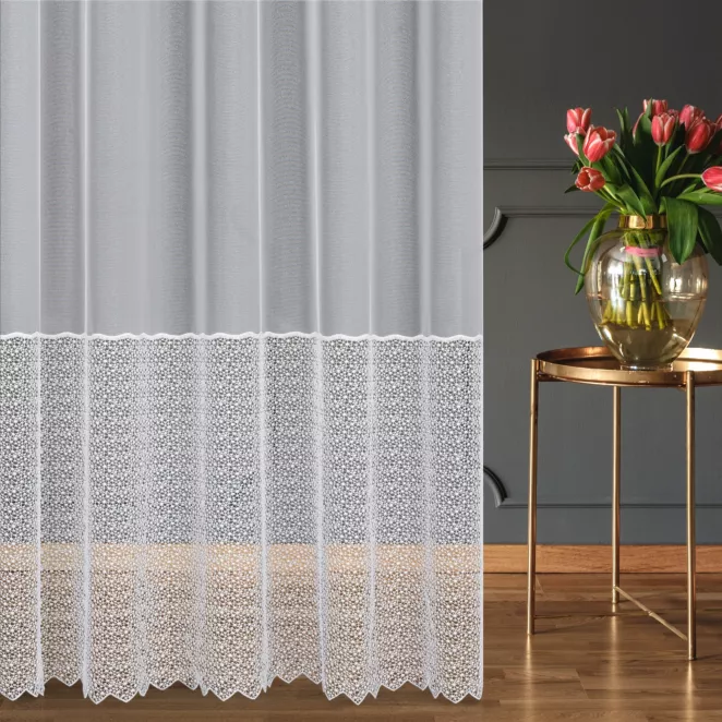 Firana szyta na taśmie 5 cm biała z delikatnie połyskującej tkaniny PERU, zdobionej szerokim pasem aplikacji o geometrycznym wzorze