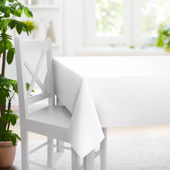 Obrus szyty biały z miękkiej tkaniny w drobny wzór jodełkowy