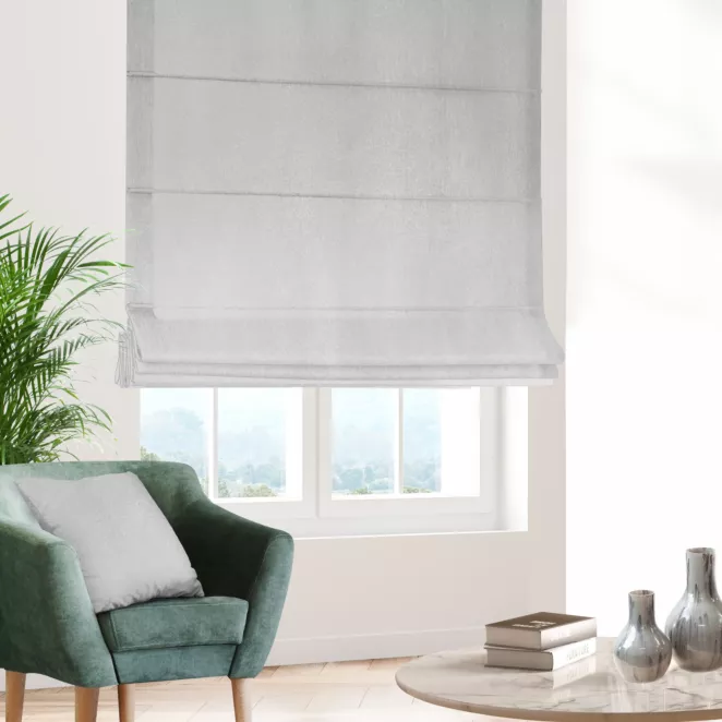 Roleta rzymska biało srebrna z gładkiej tkaniny przeplatanej błyszczącą lureksową nicią