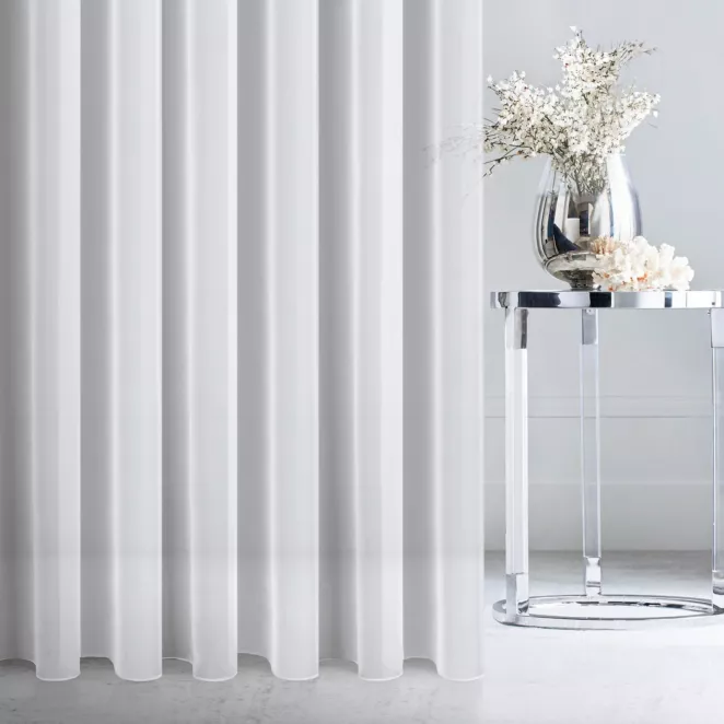 Tkanina firanowa mleczny woal o półprzezroczystej strukturze zakończona szwem obciążającym