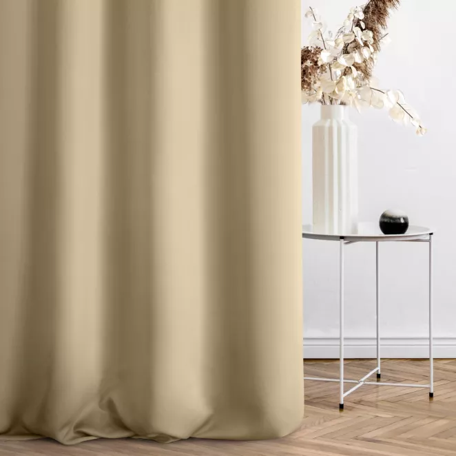 Zasłona szyta na taśmie 5 cm beżowa z gładkiej tkaniny zaciemniającej typu dimout