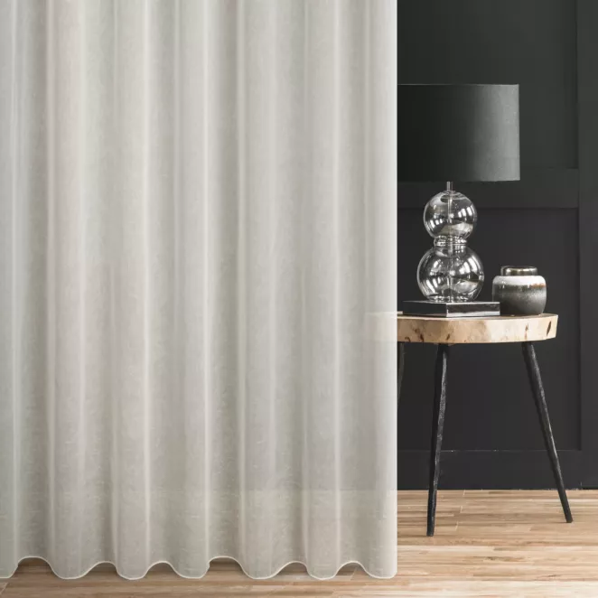 Firana szyta na taśmie 5 cm kremowa z miękkiej, matowej tkaniny nie wymagającej prasowania, z efektem kreszowania