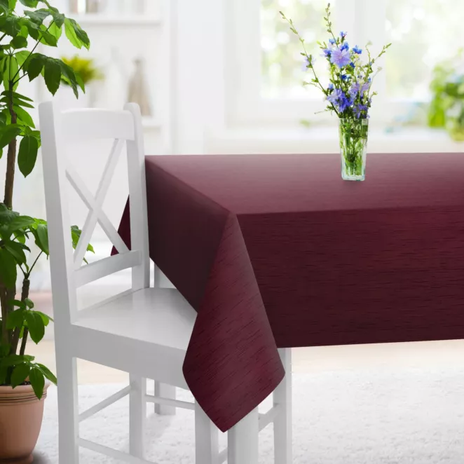 Obrus szyty bordowy z tkaniny welwetowej w pionowe prążki, wykończona obciążnikiem