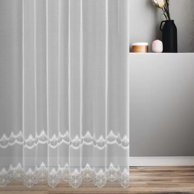 Firana szyta na taśmie 5 cm biała z matowej markizety zdobionej dwoma pasami aplikacji