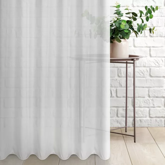 Firana szyta na taśmie 5 cm srebrna z miękkiej i połyskliwej tkaniny, wykończona obciążnikiem