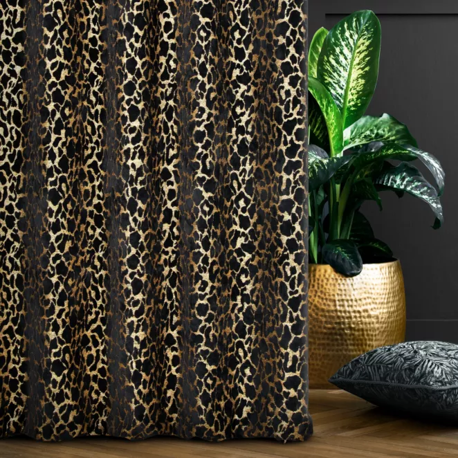Zasłona szyta na taśmie 5 cm czarno złota z szenilowej tkaniny w zwierzęcy wzór przetykany błyszczącą nicią