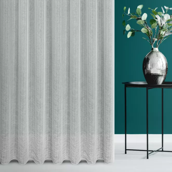Firana szyta na taśmie 5 cm jasnoszara z półmatowej kreszowanej tkaniny, w nieregularne, cienkie, pionowe pasy, wykończona obciążnikiem