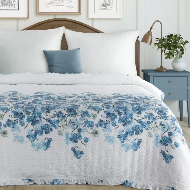Narzuta pikowana hot press biało, niebieska 220x240 cm zdobiona drobnymi kwiatami NOA