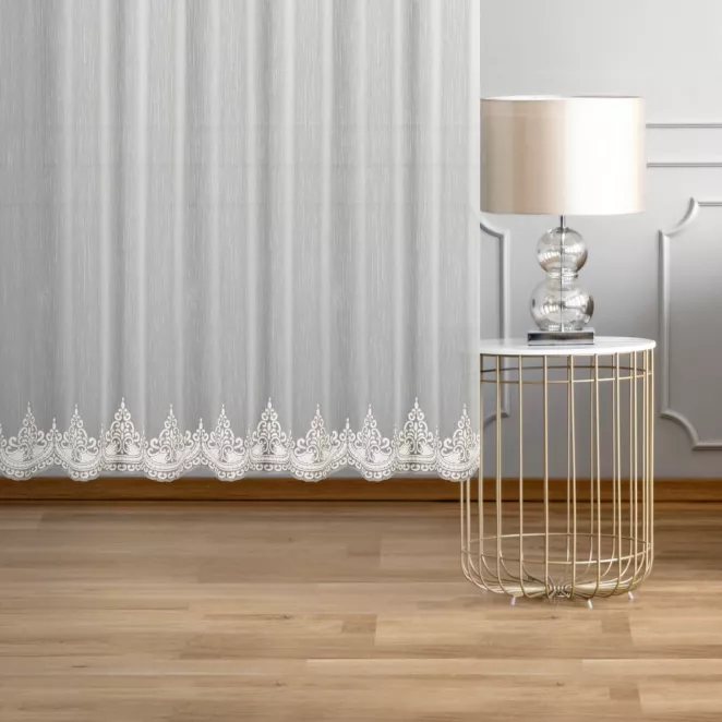 Firana szyta na taśmie 5 cm SHARK kremowo srebrna z delikatnej matowej tkaniny ozdobionej miękkim, łańcuszkowym haftem