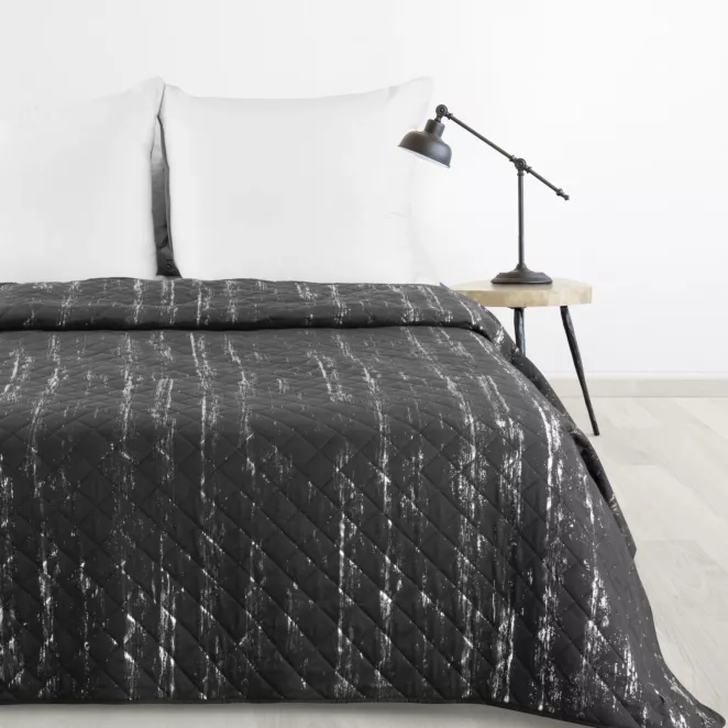Narzuta grafitowo, srebrna 220x240 cm zdobiona przecieranym wzorem i pikowana metodą hot press BLINK 1 Design 91