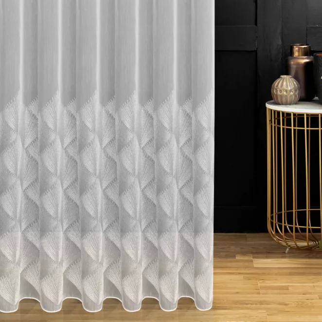 Firana szyta na taśmie 5 cm biało srebrna z tkaniny ADEN haftowanej w geometryczny wzór, wykończona obciążnikiem Pierre Cardin