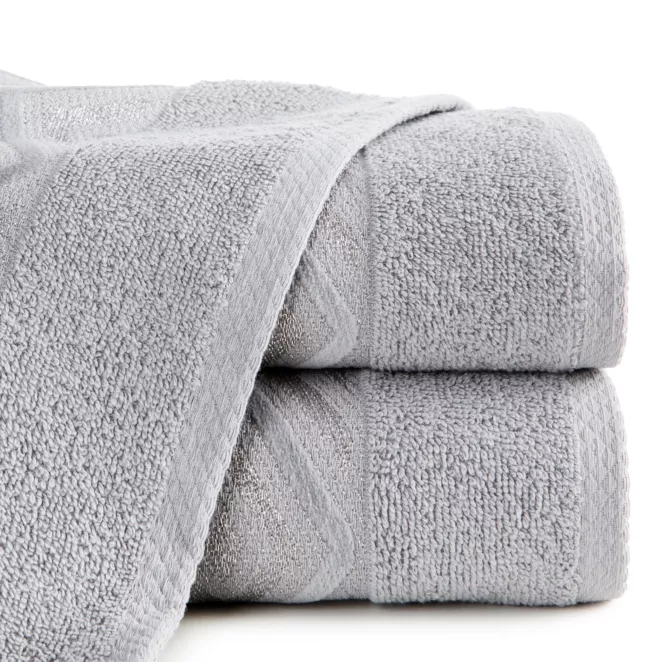 Ręcznik kąpielowy 50x90 cm bawełniany kolor srebrny przetykany błyszczącą nicią w geometryczny wzór 500 g/m2 AZARI