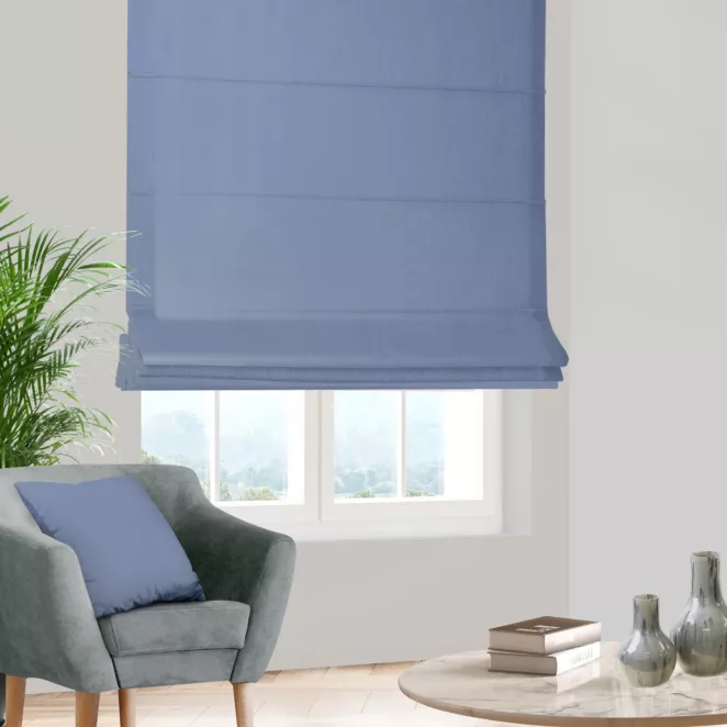 Roleta rzymska niebieska z gładkiej tkaniny z delikatnym połyskiem