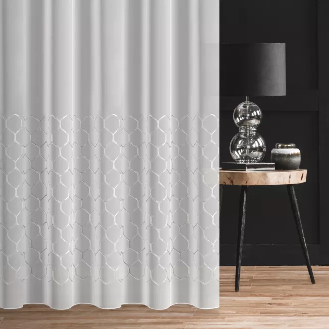 Firana szyta na taśmie 5 cm LATINA biało popielata z delikatnej tkaniny z naszytym tasiemkowym wzorem Italissima Eva Minge