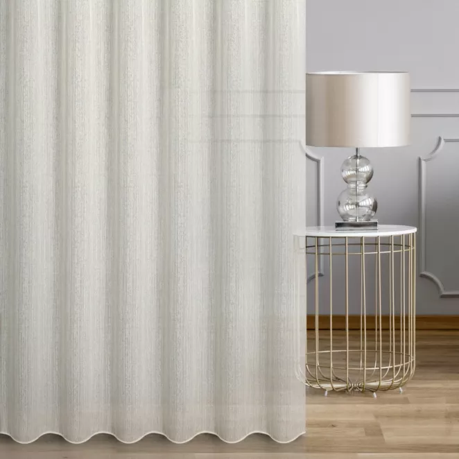 Firana szyta na taśmie 5 cm kremowa z tkaniny o luźnym splocie, z delikatnie błyszczącą nicią, wykończona obciążnikiem