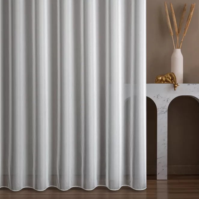 Firana szyta na taśmie 5 cm biała z matowej tkaniny z efektem drobnego deszczyku , wykończona obciążnikiem