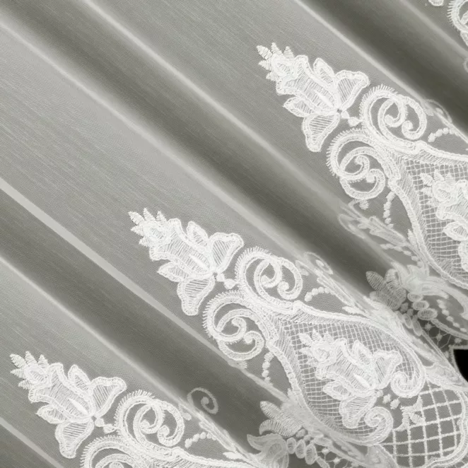 M230/4 Firana szyta na taśmie 5 cm kremowa z łańcuszkowym haftem na tkaninie typu ADEN z delikatnym efektem deszczyku Italissima Eva Minge