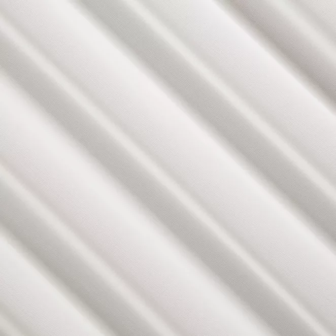 R217/7 Firana szyta na taśmie 5 cm kremowa z połyskującej tkaniny o charakterystycznym jodełkowym wzorze, wykończona obciążnikiem