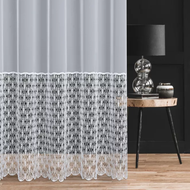 Firana szyta na taśmie 5 cm biała z matowej tkaniny PERU, zdobionej szerokim pasem, luźnej aplikacji o geometrycznym wzorze Italissima Eva Minge