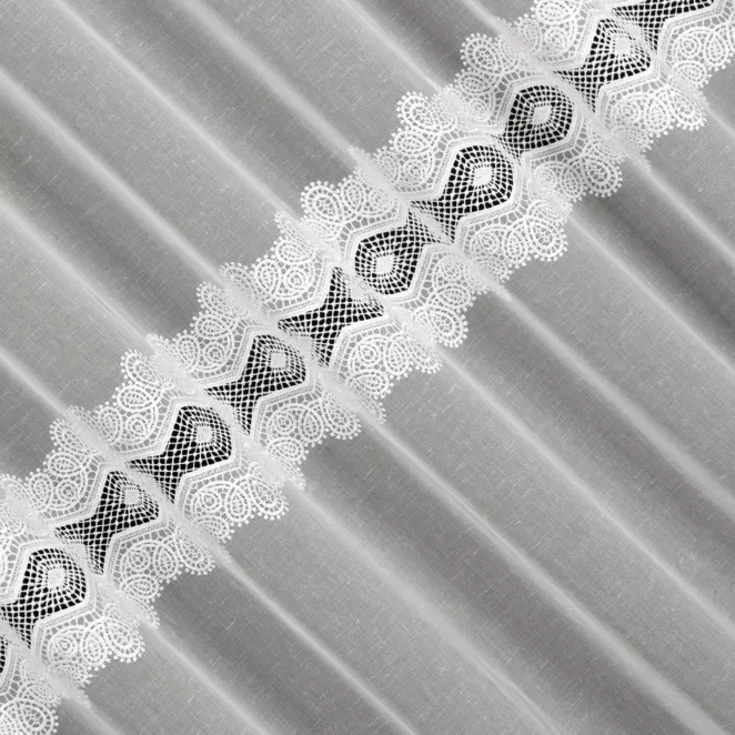 R208/2 Firana szyta na taśmie 5 cm kremowa z delikatnej etaminy zdobionej aplikacją Pierre Cardin