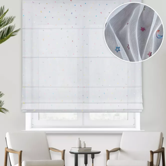 Roleta rzymska biało różowa z matowej tkaniny ADEN ozdobionej kolorowym dziecięcym wzorem, wykończona obciążnikiem