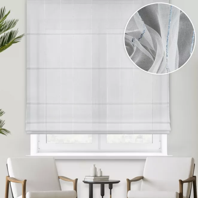 Roleta rzymska biało niebieska w stylu eko, z efektem deszczyku, zdobiona pionowymi paseczkami, wykończona obciążnikiem