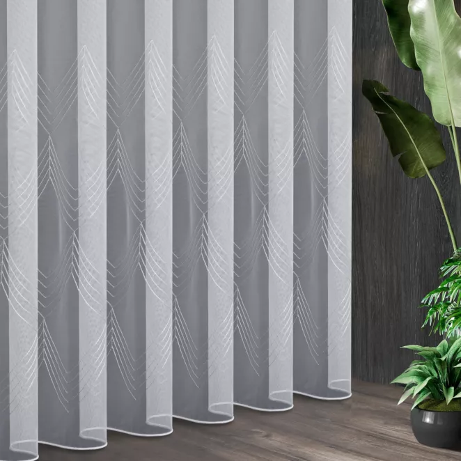 Tkanina firanowa matowa, z geometrycznym haftem, wykończona szwem obciążającym