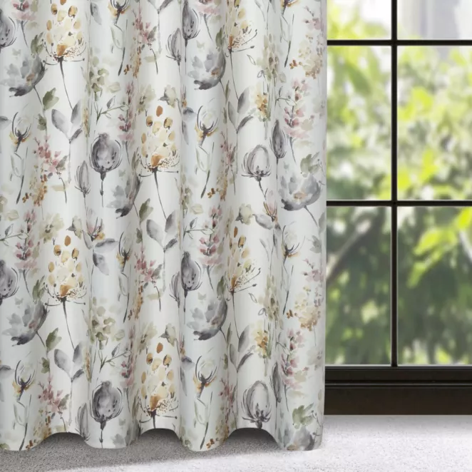 Zasłona biało, oliwkowa z malarskim motywem letnich kwiatów z tkaniny zaciemniającej 140x250 cm przelotka - ZOJA