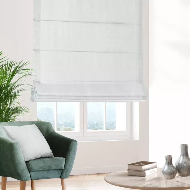 Roleta rzymska naturalna z luźno tkanej żorżety z wplecioną połyskliwą nicią, wykończona obciążnikiem