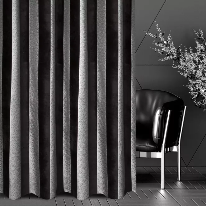 Zasłona szyta na taśmie 5 cm czarno srebrna z szenilowej tkaniny w klasyczne pionowe pasy przetykane błyszczącą nicią