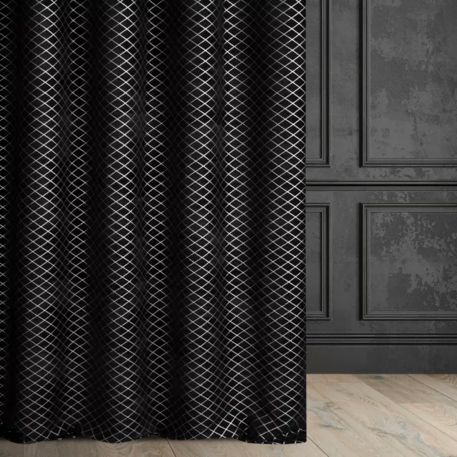 Zasłona szyta na taśmie 5 cm czarno srebrna z szenilowej tkaniny w geometryczny wzór przetykany błyszczącą nicią Italissima Eva Minge