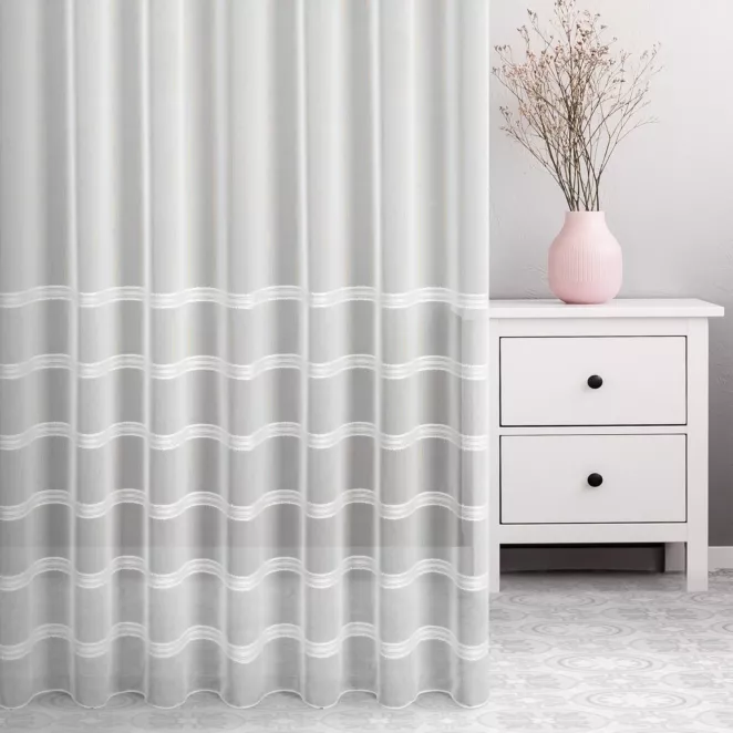 Firana szyta na taśmie 5 cm naturalno złota z delikatnej tkaniny zdobionej pasami lurex, wykończona obciążnikiem