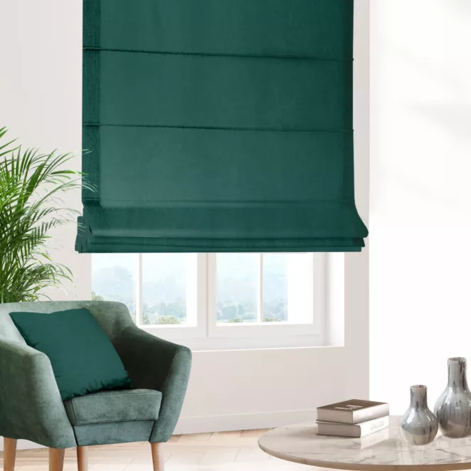 Roleta rzymska ciemnoturkusowa z tkaniny z dodatkiem połyskującej nici, z widocznym ozdobnym splotem