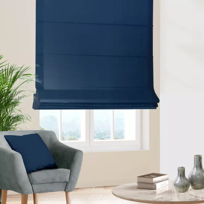 Roleta rzymska granatowa z gładkiej tkaniny z delikatnym połyskiem