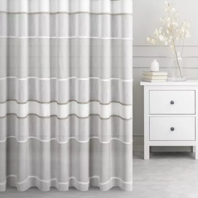 Firana szyta na taśmie 5 cm naturalno popielata z matowej etaminy w poziome pasy z efektem 3D, wykończona obciążnikiem