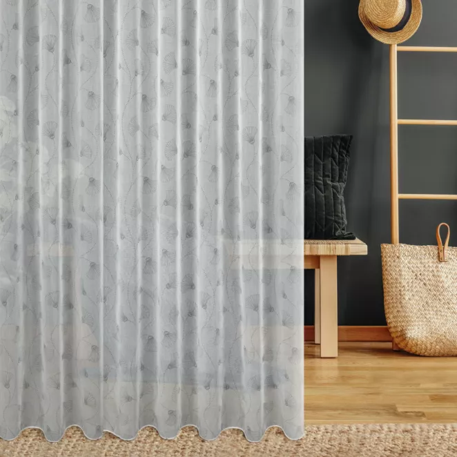 Firana szyta na taśmie 5 cm biało popielata z eleganckiej etaminy w drukowany, modny, botaniczny wzór