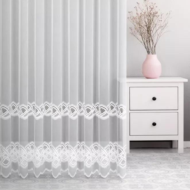 Firana szyta na taśmie 5 cm biała z delikatnej tkaniny typu zdobionej aplikacją o subtelnym połysku