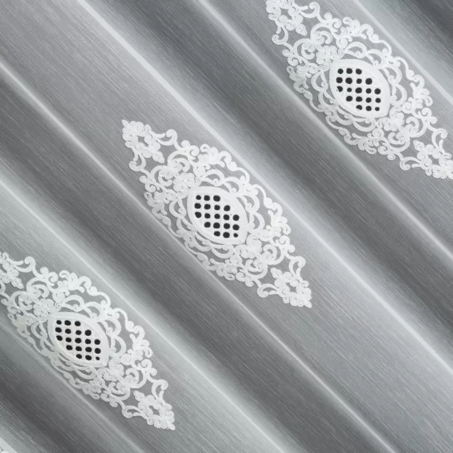 H229/2 Firana szyta na taśmie 5 cm naturalna z miękkiej tkaniny typu ADEN z efektem deszczyku, zdobiona haftem łańcuszkowym